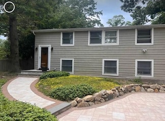 35 Woodchuck Ln, East Setauket, NY 11733