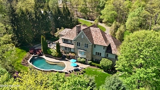 8 Chieftans Rd, Greenwich, CT 06831