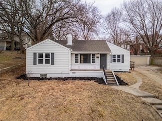 2205 W Circle Dr, Saint Joseph, MO 64505