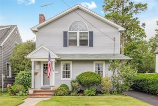 19 Rose St, Islip, NY 11751