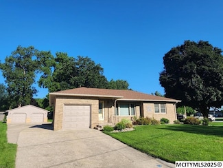 519 17th St W, Clear Lake, IA 50428