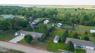 607 Clinic St NE, Medina, ND 58467