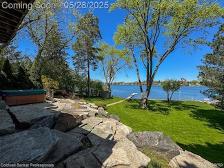 2660 Silverdown Ct, Waterford, MI 48328