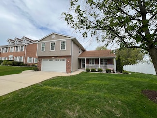 945 Williamsburg St, Westmont, IL 60559