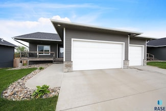 812 Trojan Ave, Hartford, SD 57033