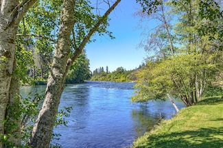 7302 Rogue River Dr, Shady Cove, OR 97539