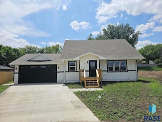 813 S Edward Dr, Sioux Falls, SD 57103