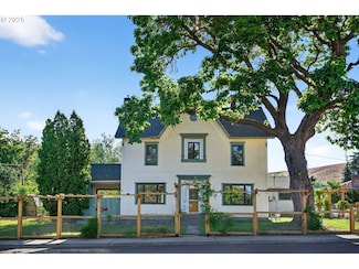 381 NW Main St, Dufur, OR 97021