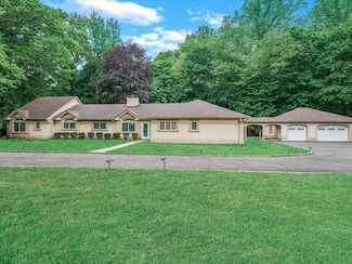 9 Knoll Rd, Port Washington, NY 11050