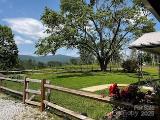 1649 Carters Ridge Rd, Spruce Pine, NC 28777