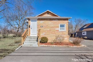 208 W Nippersink Rd, Round Lake, IL 60073
