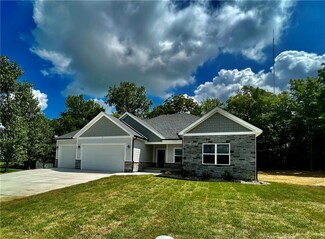37 Downing Dr, Trafalgar, IN 46181