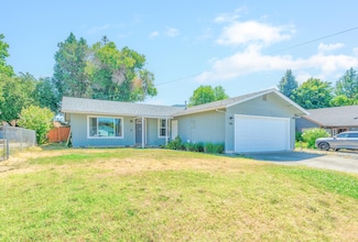 915 SE Fern St, Grants Pass, OR 97526