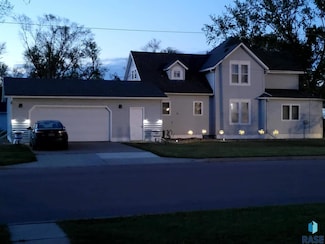 201 N 2nd Ave, Canistota, SD 57012