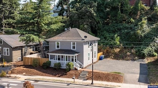 601 McClaine St, Silverton, OR 97381