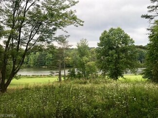 67 Paw Lake Dr, Chagrin Falls, OH 44022