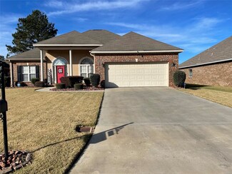 40 William Cir, Elmore, AL 36025