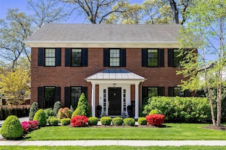 30 Richmond Rd, Rockville Centre, NY 11570