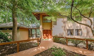 941 Wilton Coves Dr, Hartfield, VA 23071
