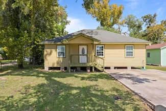 122 W Bernard St, Clute, TX 77531