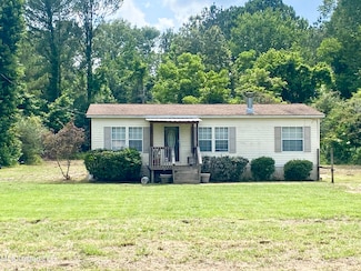 1015 Lomax Ln, Crystal Springs, MS 39059