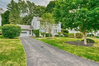 26 Oakcrest Dr, Rochester, NY 14617