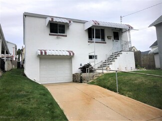 130 1/2 E Elm St, Dunmore, PA 18512