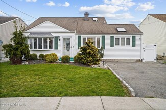 28 Mckinley Ave, Colonia, NJ 07067