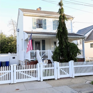 24 Pine St, Oceanside, NY 11572
