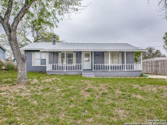 111 Live Oak Dr, Devine, TX 78016