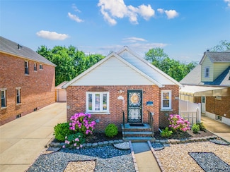 171-40 Pidgeon Meadow Rd, Flushing, NY 11365