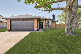 700 Honeysuckle Ln, Cedar Hill, TX 75104