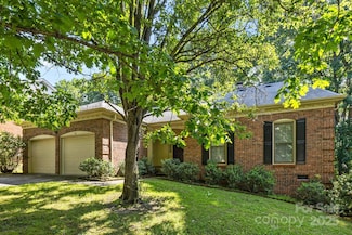 212 Foxfield Ln, Matthews, NC 28105