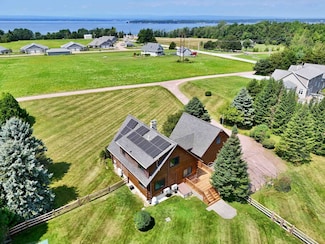 8 Maynard Ct, Grand Isle, VT 05458