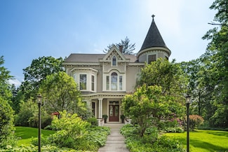 13 Sugar St, Newtown, CT 06470