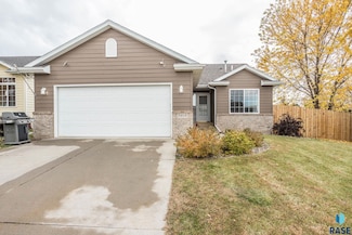5813 W Hemlock Dr, Sioux Falls, SD 57107