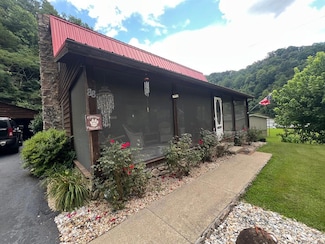 88 Adkins Ln, Pikeville, KY 41501