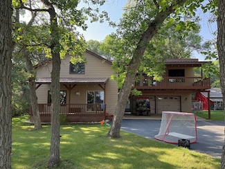 611 Oakwood Dr, Devils Lake, ND 58301