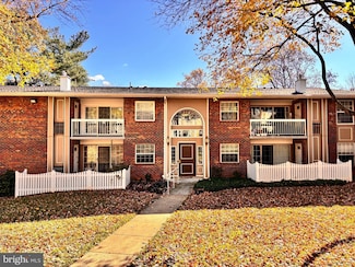 1914 Wilson Ln Unit 202, McLean, VA 22102