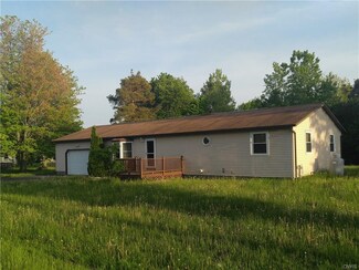 13 Hummingbird Ln, Phoenix, NY 13135