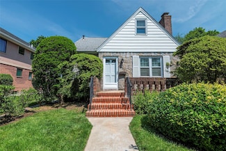 147 Nugent St, New Hyde Park, NY 11040