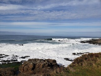 536 4th St, Yachats, OR 97498