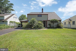 12 Geranium Rd, Levittown, PA 19057