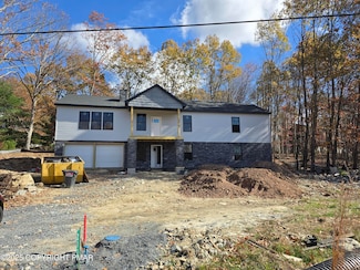 211 Brentwood Dr, Saw Creek, PA 18324