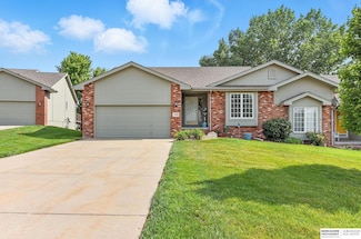 5008 Lakeside Dr, Papillion, NE 68133