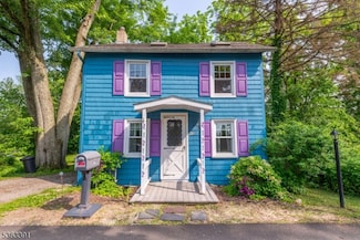 65 E Grand St, Hampton, NJ 08827