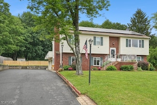 8 Parkview Dr, Hackettstown, NJ 07840