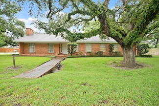 303 S Jackson St, Alvin, TX 77511