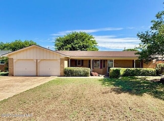219 Cottonwood Ln, Levelland, TX 79336