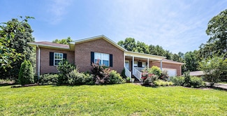 4128 River Run Cir, Hickory, NC 28602